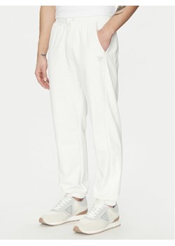Guess Spodnie dresowe Z5GB06 K6ZS1 Biały Regular Fit ze sklepu MODIVO w kategorii Spodnie męskie - zdjęcie 186380839