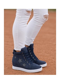 Granatowe sneakersy na niskim koturnie /C7-2 10540 T393/ ze sklepu Pantofelek24.pl w kategorii Botki - zdjęcie 186384379