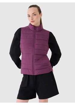 Damski bezrękawnik puchowy pikowany 4F 4FWSS25TVJAF181 - fioletowy ze sklepu Sportstylestory.com w kategorii Kamizelki damskie - zdjęcie 186385897