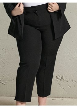 Sinsay - Eleganckie spodnie w kant PLUS SIZE - czarny ze sklepu Sinsay w kategorii Spodnie damskie - zdjęcie 186386339