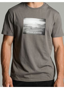 Sinsay - Bawełniana koszulka z nadrukiem - szary ze sklepu Sinsay w kategorii T-shirty męskie - zdjęcie 186389179