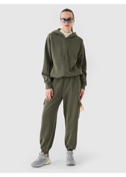 Damskie spodnie dresowe joggery 4F 4FRAW24TTROF1353 - oliwkowe/khaki ze sklepu Sportstylestory.com w kategorii Spodnie damskie - zdjęcie 186390926