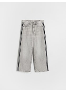 Reserved - Jeansy wide leg z lampasami - jasnoszary - id: 723CV-09J - marki Reserved - 186393088 Reserved - Jeansy wide leg z lampasami - jasnoszary ze sklepu Reserved w kategorii Spodnie dziewczęce - zdjęcie 186393088