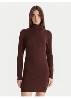 Tommy Jeans Sukienka dzianinowa Ess DW0DW21958 Brązowy Slim Fit ze sklepu MODIVO w kategorii Sukienki - zdjęcie 186399066