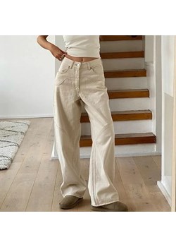 Beżowe damskie jeansy z prostą nogawką - Beżowy S - id: 9452349260105 - marki Intimica - 186414268 Beżowe damskie jeansy z prostą nogawką - Beżowy S ze sklepu Intimica.pl w kategorii Jeansy damskie - zdjęcie 186414268