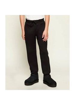 Guess Spodnie dresowe | Regular Fit ze sklepu Gomez Fashion Store w kategorii Spodnie chłopięce - zdjęcie 186433575