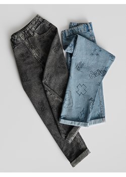 Reserved - Classic denim carrot z nadrukiem - niebieski - id: 508CJ-50J - marki Reserved - 186435016 Reserved - Classic denim carrot z nadrukiem - niebieski ze sklepu Reserved w kategorii Spodnie chłopięce - zdjęcie 186435016