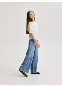Reserved - Jeansy wide leg z aplikacjami - niebieski ze sklepu Reserved w kategorii Spodnie dziewczęce - zdjęcie 186436457