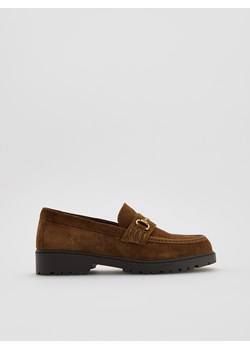 Reserved - Zamszowe loafersy z klamrą - beżowy ze sklepu Reserved w kategorii Mokasyny damskie - zdjęcie 186436546
