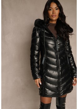 Czarna Taliowana Kurtka z Pikowanymi Przeszyciami i Kapturem z Futrem Nalidea - id: B8375-38-BLACK - marki Renee - 186437176 Czarna Taliowana Kurtka z Pikowanymi Przeszyciami i Kapturem z Futrem Nalidea ze sklepu renee.pl w kategorii Kurtki damskie - zdjęcie 186437176