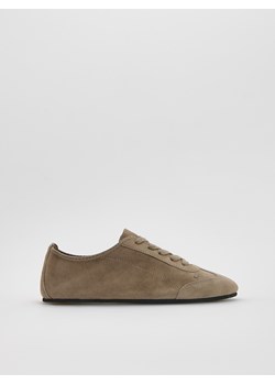 Reserved - Zamszowe sneakersy - beżowy ze sklepu Reserved w kategorii Buty sportowe damskie - zdjęcie 186439136