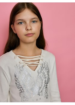 Reserved - Koszulka z metalicznym nadrukiem - złamana biel - id: 368FT-01X - marki Reserved - 186439397 Reserved - Koszulka z metalicznym nadrukiem - złamana biel ze sklepu Reserved w kategorii Bluzki dziewczęce - zdjęcie 186439397