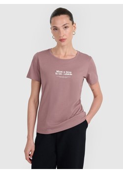 Damski t-shirt z nadrukiem 4F 4FWAW25TTSHF2322 - brązowy ze sklepu Sportstylestory.com w kategorii Bluzki damskie - zdjęcie 186441105