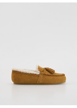 Reserved - Zamszowe loafersy z barankiem - beżowy ze sklepu Reserved w kategorii Mokasyny damskie - zdjęcie 186444809