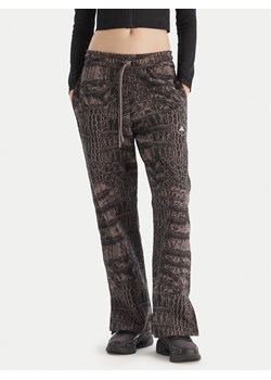 adidas by Stella McCartney Spodnie dresowe JN2216 Czarny Regular Fit ze sklepu MODIVO w kategorii Spodnie damskie - zdjęcie 186450406