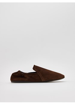 Reserved - Zamszowe loafersy z marszczeniem - ciemnobrązowy ze sklepu Reserved w kategorii Półbuty damskie - zdjęcie 186452958