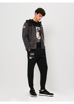 Sinsay - Spodnie tapered fit NASA - czarny ze sklepu Sinsay w kategorii Spodnie męskie - zdjęcie 186463998