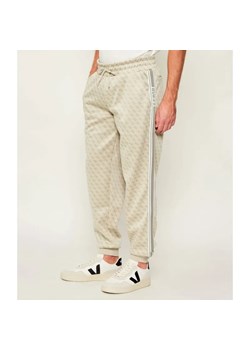 GUESS ACTIVE Spodnie dresowe PARIMO | Regular Fit ze sklepu Gomez Fashion Store w kategorii Spodnie męskie - zdjęcie 186467587