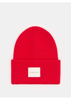 Mohito - Czerwona czapka beanie - czerwony ze sklepu Mohito w kategorii Czapki zimowe damskie - zdjęcie 186486969