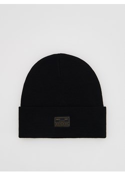 Reserved - Czapka beanie z naszywką - czarny - id: 042FE-99X - marki Reserved - 186486997 Reserved - Czapka beanie z naszywką - czarny ze sklepu Reserved w kategorii Czapki zimowe męskie - zdjęcie 186486997