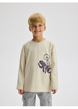 Reserved - Longsleeve z nadrukiem - beżowy - id: 049FI-08X - marki Reserved - 186487008 Reserved - Longsleeve z nadrukiem - beżowy ze sklepu Reserved w kategorii T-shirty chłopięce - zdjęcie 186487008