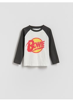 Reserved - Longlseeve David Bowie - złamana biel - id: 588FJ-01X - marki Reserved - 186487629 Reserved - Longlseeve David Bowie - złamana biel ze sklepu Reserved w kategorii T-shirty chłopięce - zdjęcie 186487629