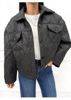 Czarna Krótka Kurtka z Kieszeniami ze sklepu ModnaKiecka.pl w kategorii Kurtki damskie - zdjęcie 186488959