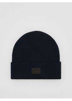 Reserved - Czapka beanie z naszywką - granatowy - id: 042FE-59X - marki Reserved - 186489085 Reserved - Czapka beanie z naszywką - granatowy ze sklepu Reserved w kategorii Czapki zimowe męskie - zdjęcie 186489085