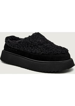 INUIKII Śniegowce CURLY MICRO | shearling | z dodatkiem skóry | wełna - id: IN255W000001002 - marki Inuikii - 186490169 INUIKII Śniegowce CURLY MICRO | shearling | z dodatkiem skóry | wełna ze sklepu Gomez Fashion Store w kategorii Śniegowce damskie - zdjęcie 186490169
