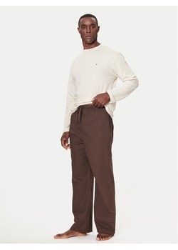 Tommy Hilfiger Spodnie materiałowe UM0UM03689 Brązowy Relaxed Fit ze sklepu MODIVO w kategorii Spodnie męskie - zdjęcie 186492686
