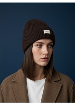 Sinsay - Prążkowana czapka beanie - brązowy - id: 735FG-89X - marki Sinsay - 186495587 Sinsay - Prążkowana czapka beanie - brązowy ze sklepu Sinsay w kategorii Czapki zimowe damskie - zdjęcie 186495587