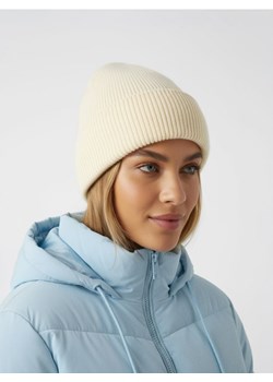 Sinsay - Prążkowana czapka beanie - kremowy - id: 743FG-01X - marki Sinsay - 186495589 Sinsay - Prążkowana czapka beanie - kremowy ze sklepu Sinsay w kategorii Czapki zimowe damskie - zdjęcie 186495589