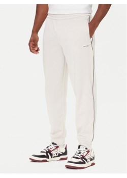 Armani Exchange Spodnie dresowe XM001358 AF16278 U1013 Écru Regular Fit ze sklepu MODIVO w kategorii Spodnie męskie - zdjęcie 186498749