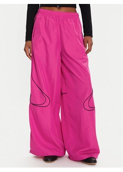 adidas Spodnie dresowe Teamgeist adicolor JV7481 Różowy Oversize ze sklepu MODIVO w kategorii Spodnie damskie - zdjęcie 186498785