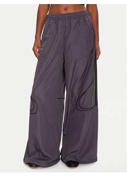 adidas Spodnie dresowe Teamgeist adicolor JX6604 Szary Oversize ze sklepu MODIVO w kategorii Spodnie damskie - zdjęcie 186498829