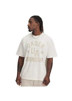 Męski t-shirt z nadrukiem Under Armour UA Heavyweight Varsity Oversized - beżowa ze sklepu Sportstylestory.com w kategorii T-shirty męskie - zdjęcie 186502969