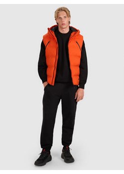 Męski bezrękawnik puchowy pikowany 4F 4FWAW25TVJAM226 - pomarańczowy ze sklepu Sportstylestory.com w kategorii Kamizelki męskie - zdjęcie 186512259