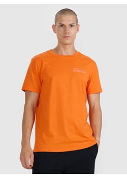 Męski t-shirt z nadrukiem 4F 4FWAW25TTSHM2372 - pomarańczowy ze sklepu Sportstylestory.com w kategorii T-shirty męskie - zdjęcie 186512396