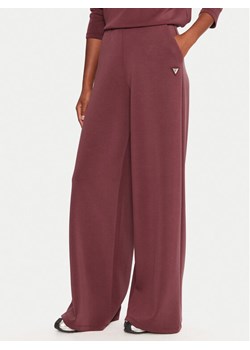 Guess Spodnie dresowe V4YB07 KCAY2 Bordowy Relaxed Fit ze sklepu MODIVO w kategorii Spodnie damskie - zdjęcie 186521557