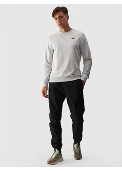 Męskie spodnie casual joggery 4F 4FWMM00TTROM0944 - czarny ze sklepu Sportstylestory.com w kategorii Spodnie męskie - zdjęcie 186540316