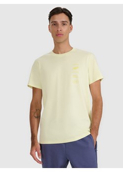 Męski t-shirt z nadrukiem 4F 4FWAW25TTSHM2402 - żółty ze sklepu Sportstylestory.com w kategorii T-shirty męskie - zdjęcie 186540436