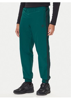 adidas Spodnie dresowe adicolor Woven Firebird JY1335 Zielony Regular Fit ze sklepu MODIVO w kategorii Spodnie męskie - zdjęcie 186555695