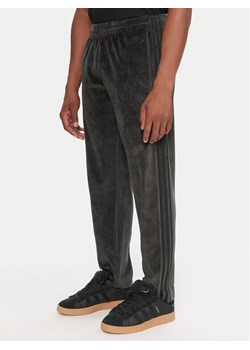 adidas Spodnie dresowe SST adicolor Velour JW8377 Czarny Regular Fit ze sklepu MODIVO w kategorii Spodnie męskie - zdjęcie 186555737