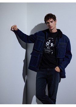Reserved - T-shirt regular z nadrukiem - czarny - id: 502EX-99X - marki Reserved - 186559008 Reserved - T-shirt regular z nadrukiem - czarny ze sklepu Reserved w kategorii T-shirty męskie - zdjęcie 186559008