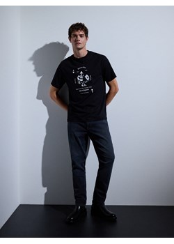 Reserved - T-shirt regular z nadrukiem - czarny - id: 502EX-99X - marki Reserved - 186584107 Reserved - T-shirt regular z nadrukiem - czarny ze sklepu Reserved w kategorii T-shirty męskie - zdjęcie 186584107