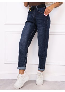 SPODNIE JEANSOWE PLUS SIZE MOM FIT Z PRZESZYCIAMI PRZY KIESZENIACH+ PASEK ze sklepu olika.com.pl w kategorii Jeansy damskie - zdjęcie 186584937