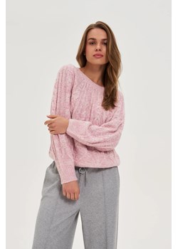 Sweter z ozdobnym splotem różowy ze sklepu Moodo.pl w kategorii Swetry damskie - zdjęcie 186585586