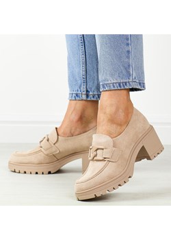 J. Beżowe zamszowe mokasyny damskie na obcasie z łańcuchem Vinceza 109 - id: 27764 - marki Vinceza - 186589329 J. Beżowe zamszowe mokasyny damskie na obcasie z łańcuchem Vinceza 109 ze sklepu suzana.pl w kategorii Półbuty damskie - zdjęcie 186589329