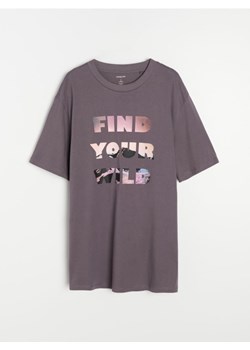Sinsay - Bawełniana koszulka z napisem - fioletowy ze sklepu Sinsay w kategorii T-shirty męskie - zdjęcie 186592337