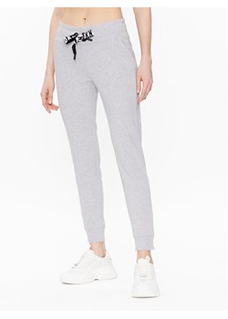 DKNY Sport Spodnie dresowe DP2P1917 Szary Classic Fit ze sklepu MODIVO w kategorii Spodnie damskie - zdjęcie 186595556